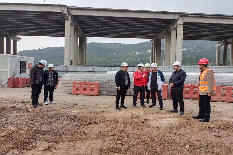 交投集團黨委副書記、總經(jīng)理牟春華檢查督導(dǎo)二專線北出口改建項目工作