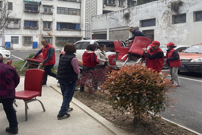 我為群眾辦實事||黨建引領(lǐng)送溫暖，愛心座椅進(jìn)社區(qū)