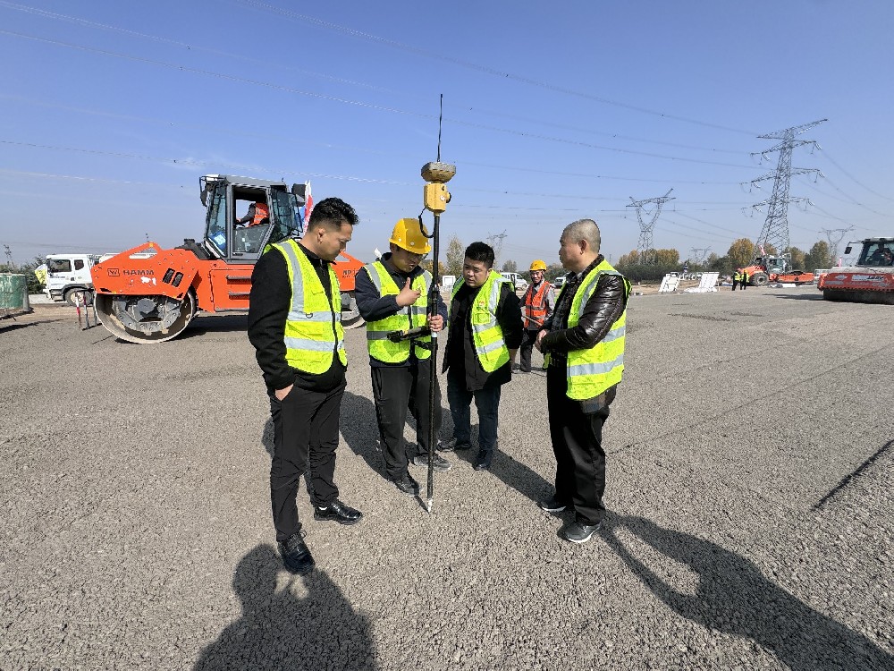 以“智”提“質(zhì)”，創(chuàng)新引領(lǐng)未來(lái)｜路橋集團(tuán)赴現(xiàn)場(chǎng)考察拓普康3DmmGPS攤鋪技術(shù)